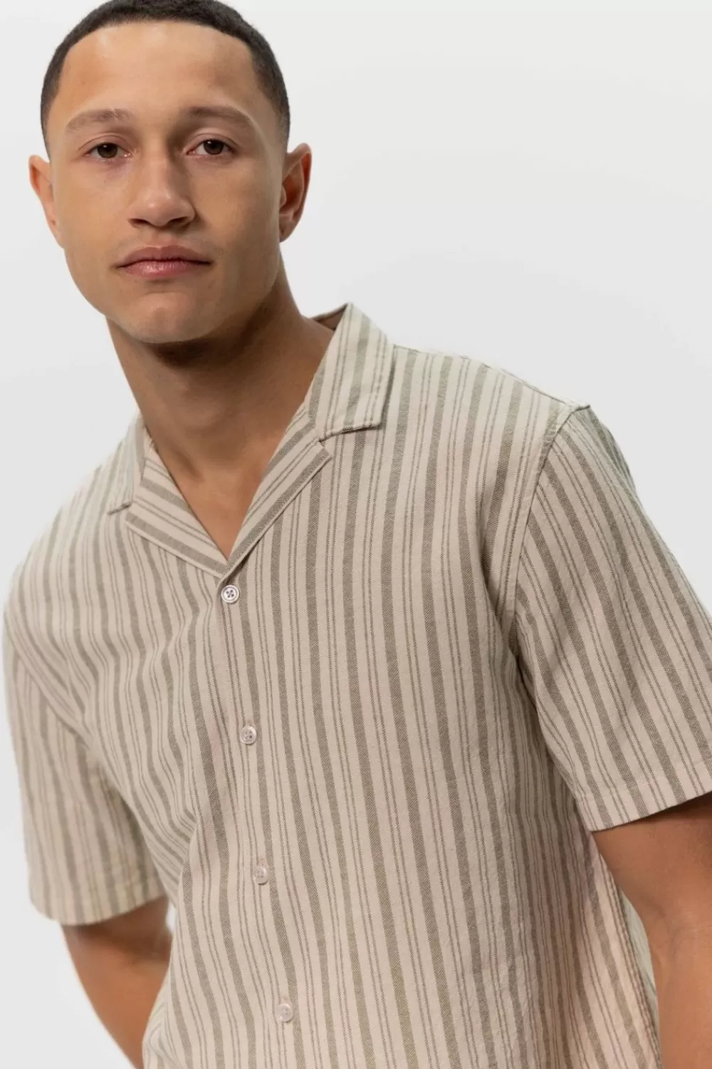 Heren Sissy-Boy Overhemden>Beige Gestreept Overhemd Met Korte Mouwen