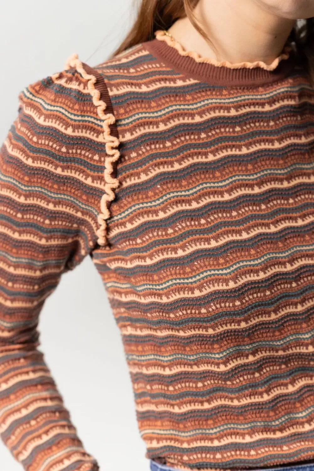Dames Sissy-Boy Truien En Vesten>Bruine Gebreide Trui Met Golfpatroon En Ruffles