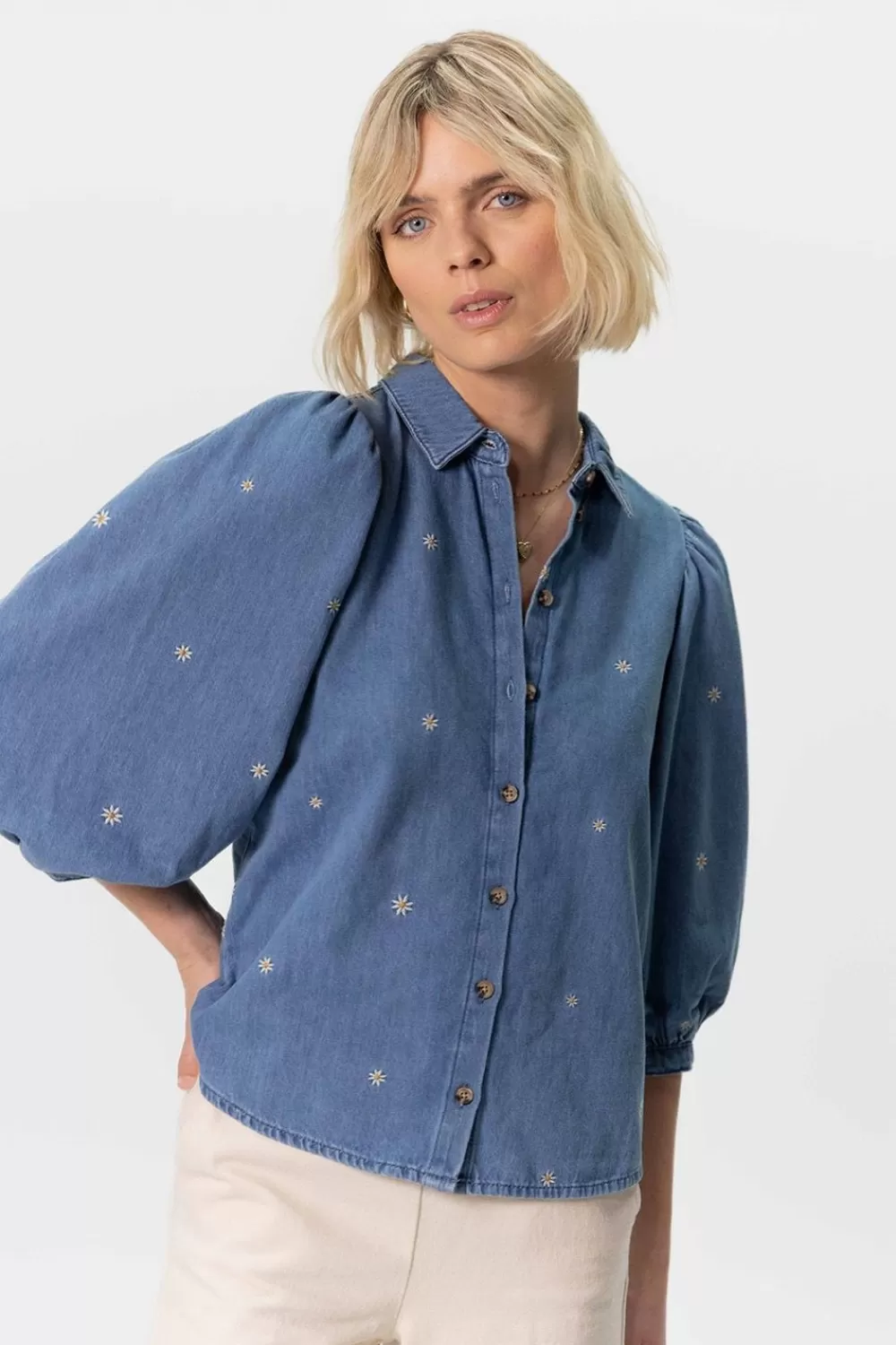Dames Sissy-Boy Blouses>Denim Blouse Met Pofmouwen En Madeliefjes Embroidery