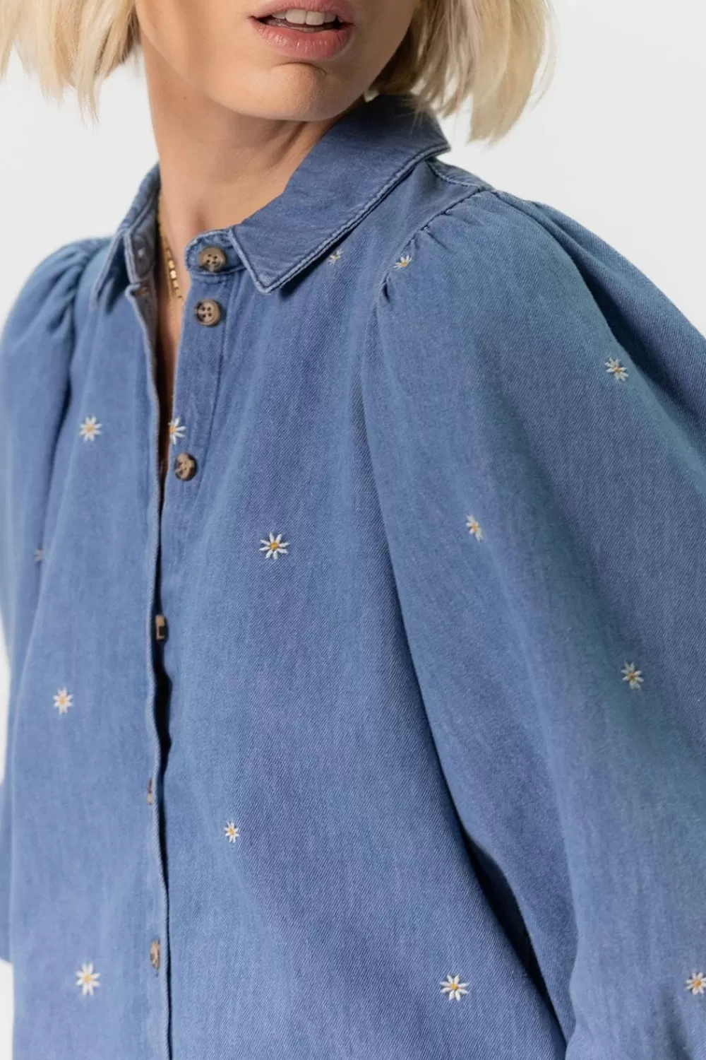 Dames Sissy-Boy Blouses>Denim Blouse Met Pofmouwen En Madeliefjes Embroidery