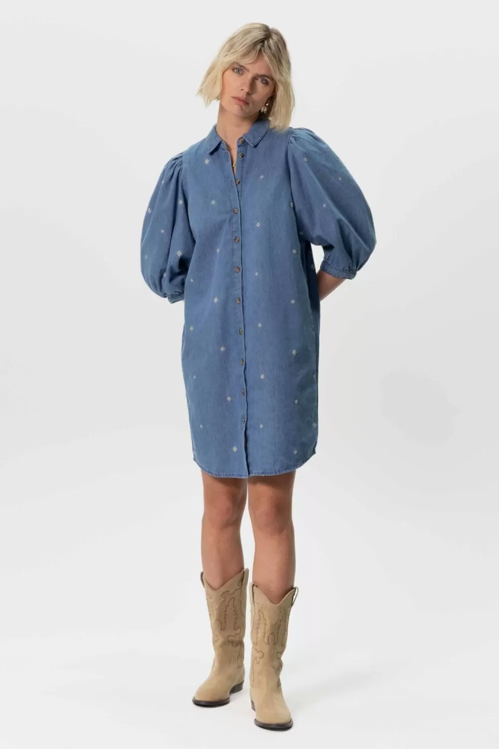 Dames Sissy-Boy Jurken>Denim Jurk Met Pofmouwen En Madeliefjes Embroidery