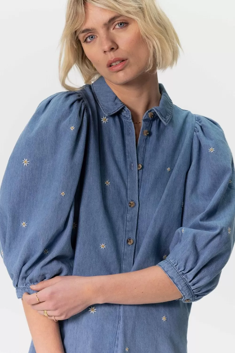 Dames Sissy-Boy Jurken>Denim Jurk Met Pofmouwen En Madeliefjes Embroidery