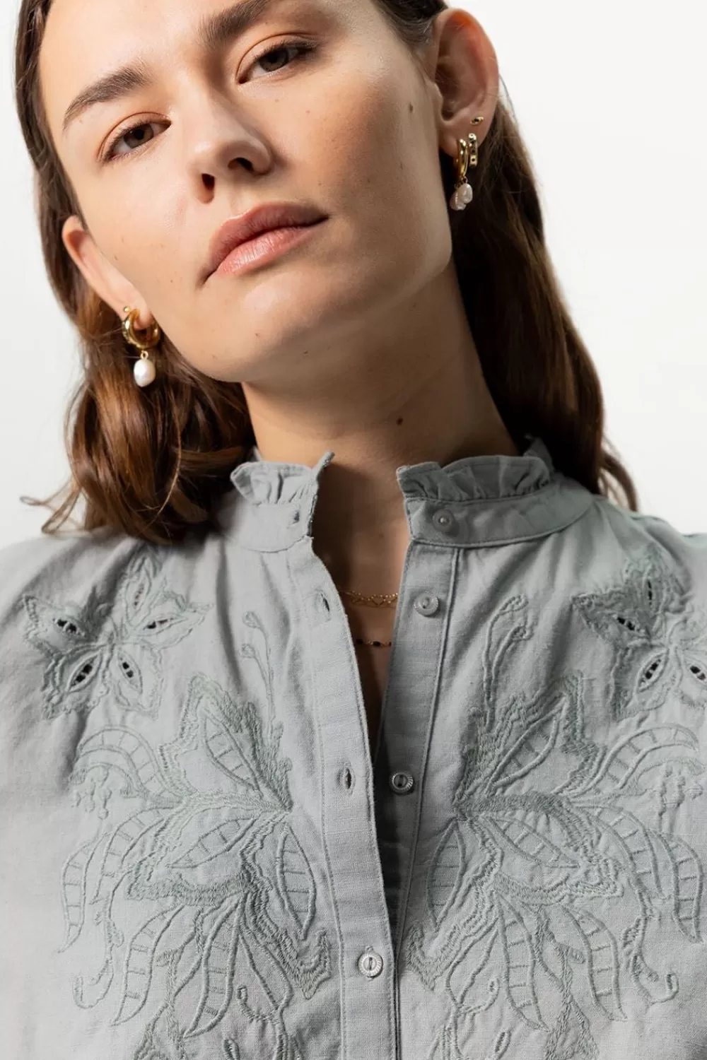 Dames Sissy-Boy Blouses>Grijsblauwe Linnen Blouse Met Embroidery Details