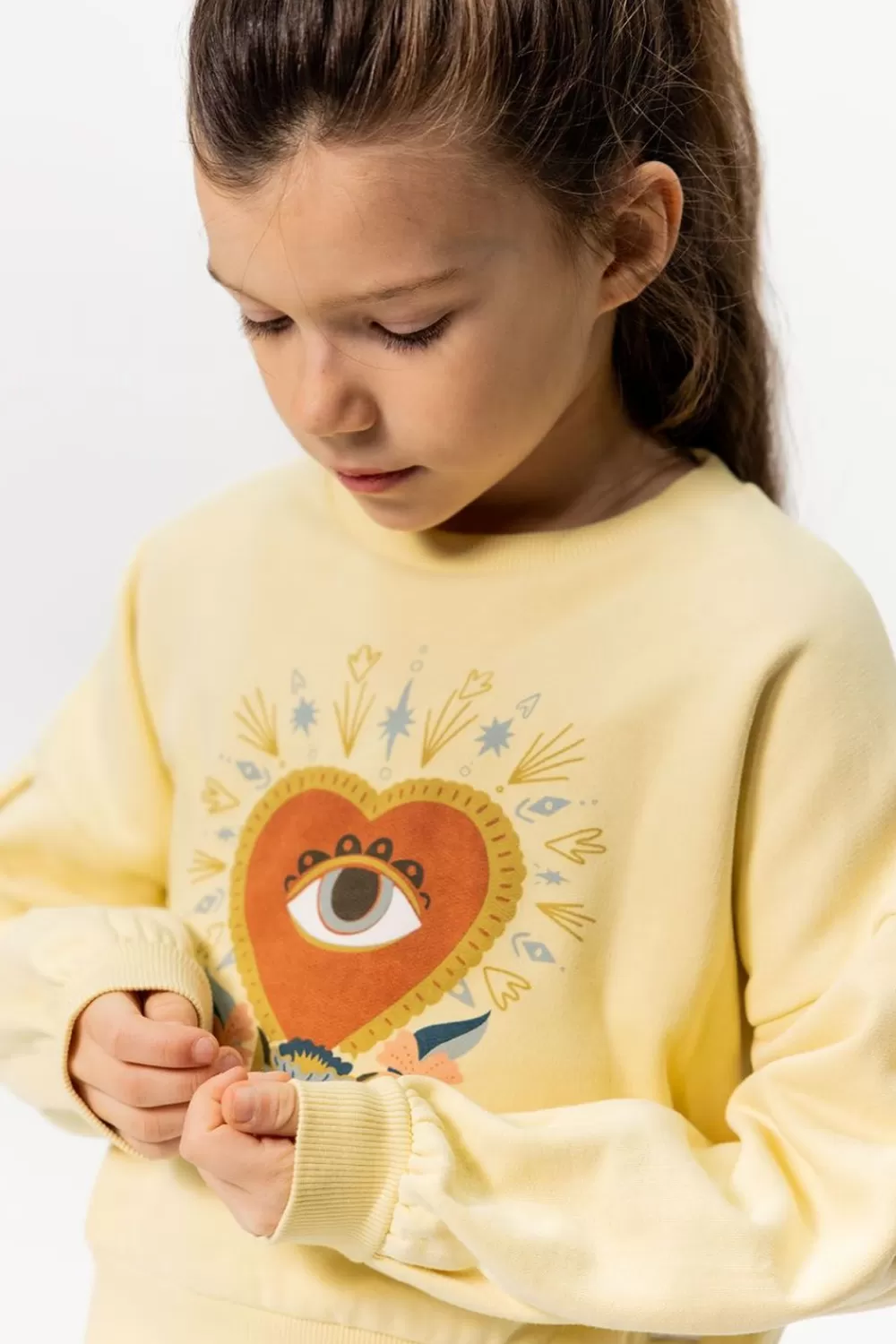 Kids Sissy-Boy Truien En Vesten>Lichtgele Sweater Met Lage Schouders En Hart