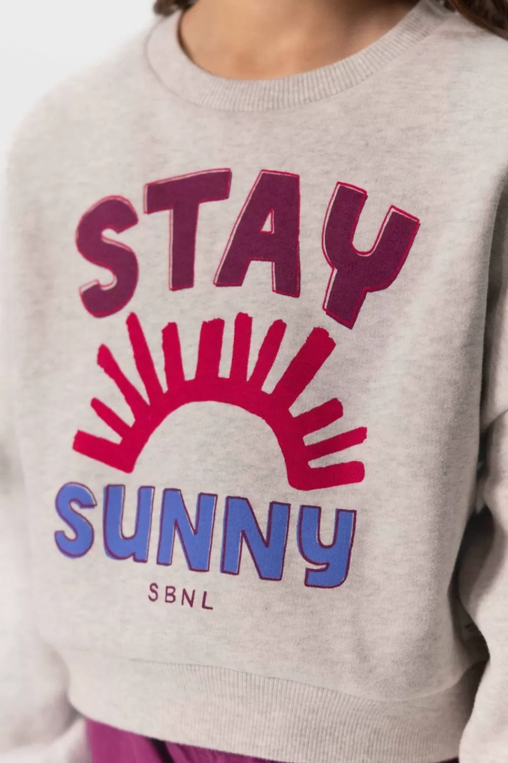 Kids Sissy-Boy Truien En Vesten>Lichtgrijze Sweater Met Lage Schouders En Artwork
