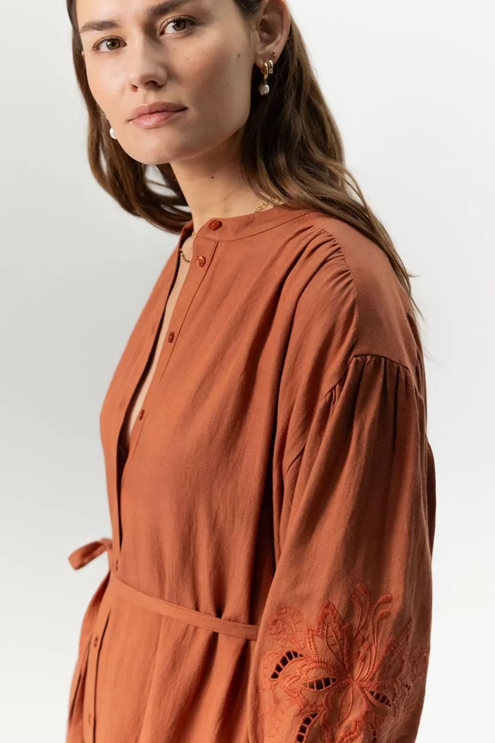 Dames Sissy-Boy Jurken>Roest Oranje Doorknoop Jurk Met Embroidery Details