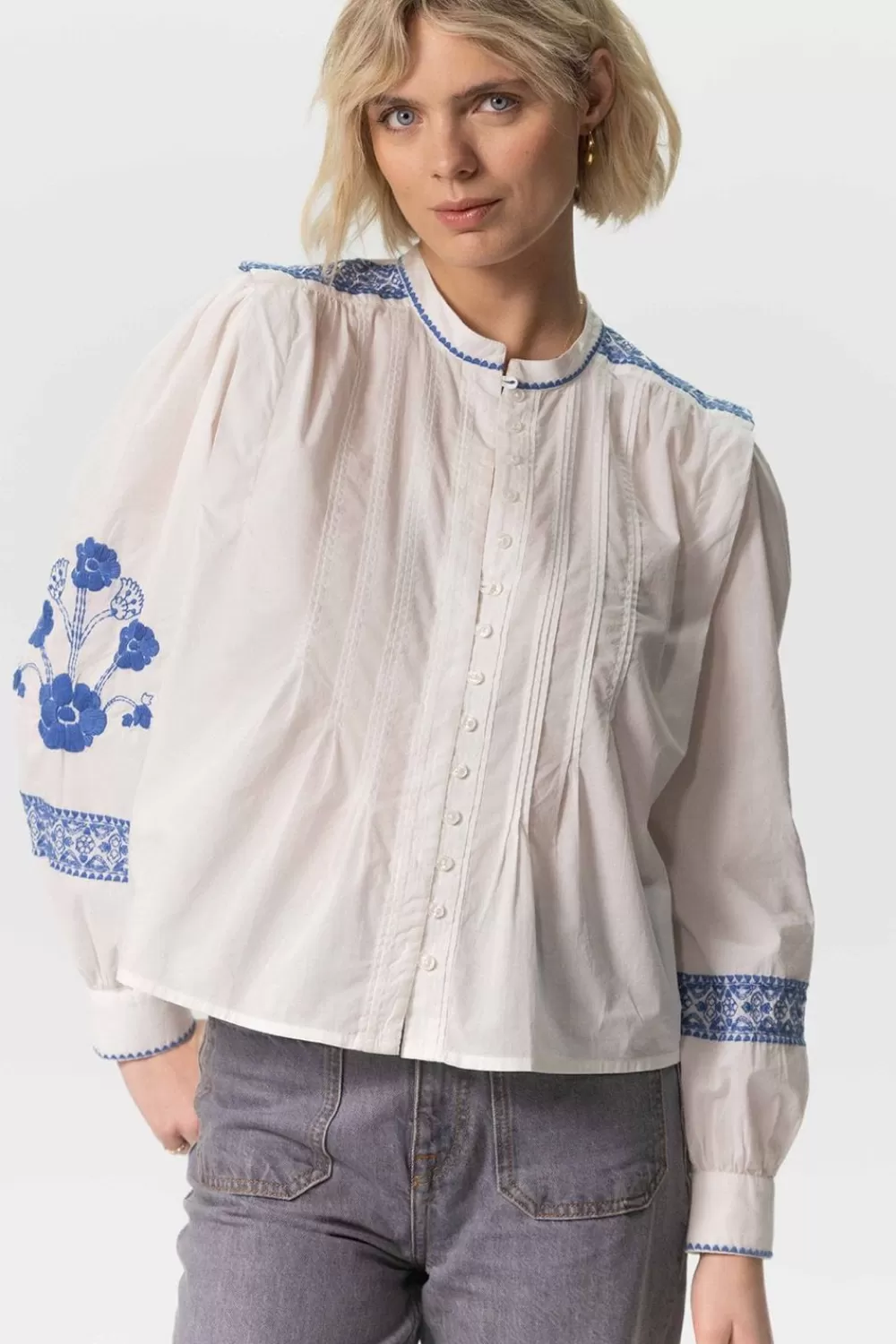 Dames Sissy-Boy Blouses>Te Blouse Met Blauwe Embroidery Details