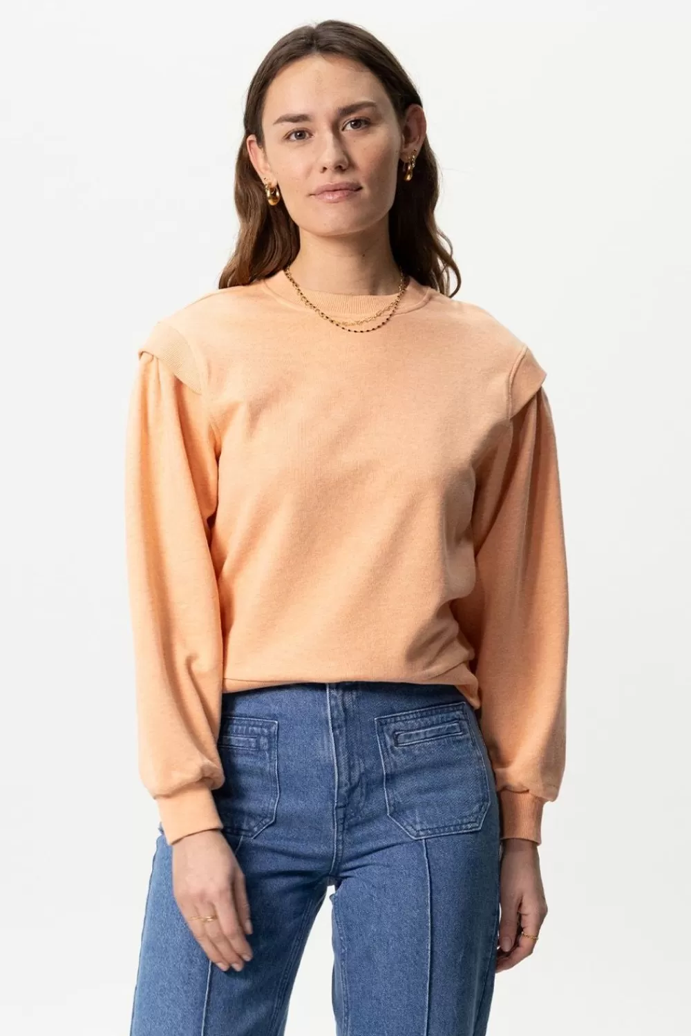 Dames Sissy-Boy Truien En Vesten>Zacht Oranje Sweater Met Schouderdetails
