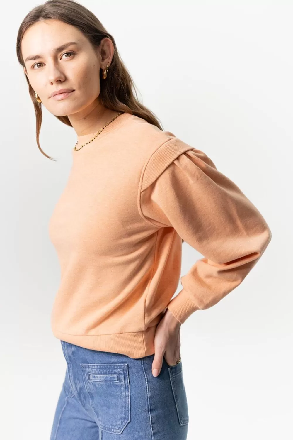 Dames Sissy-Boy Truien En Vesten>Zacht Oranje Sweater Met Schouderdetails